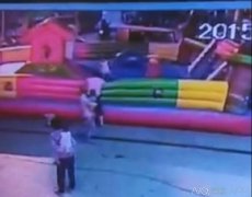 广西一3岁女童玩充气城堡被吹飞 高空坠